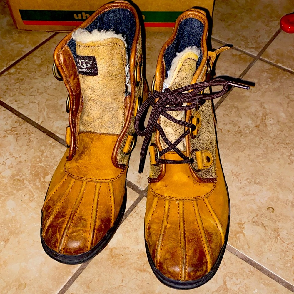 UGG Duck Boot - Picture 1 of 7
